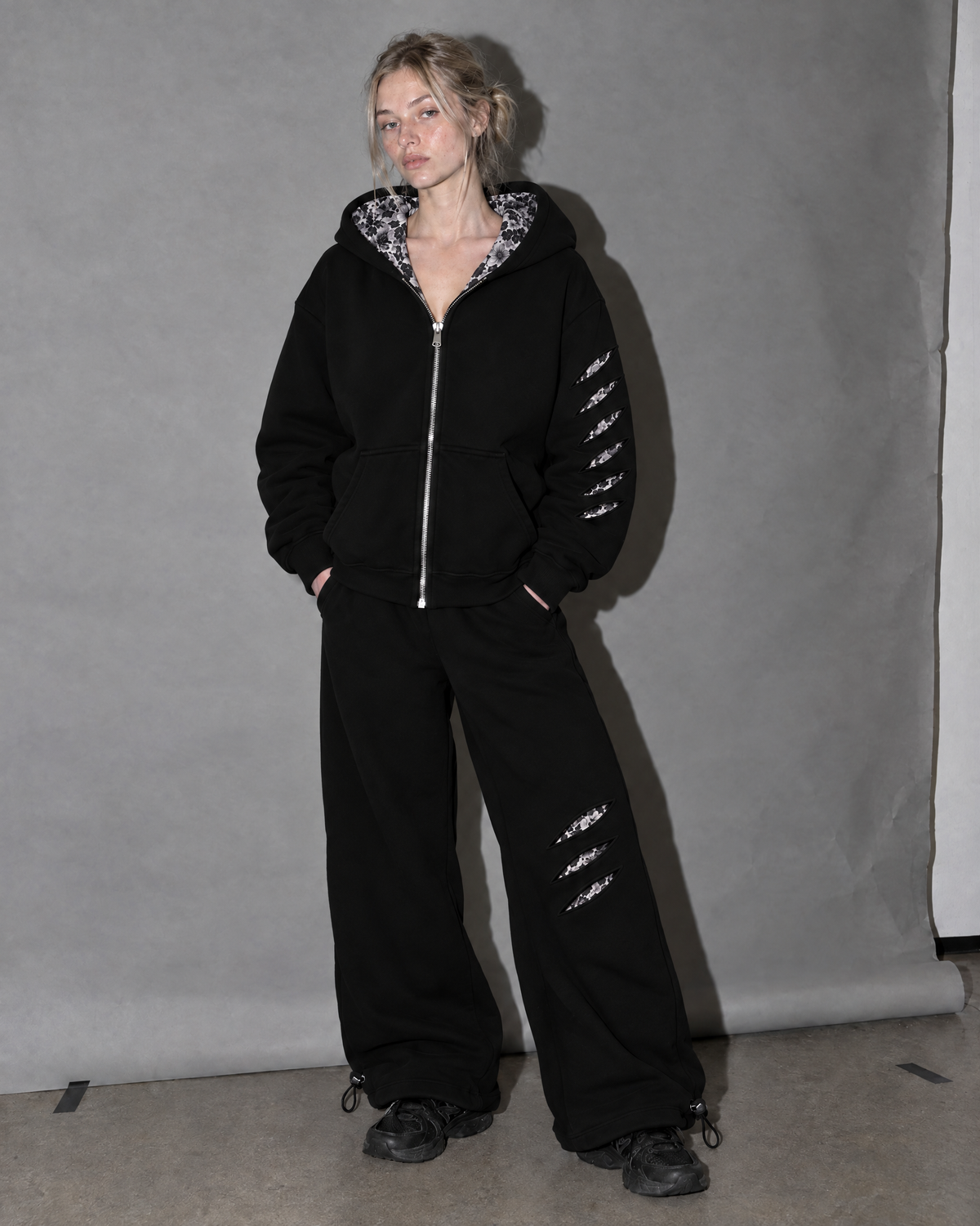 Hidden Bloom ZIP hoodie – komplet na modelce